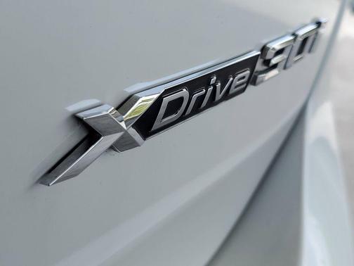 White Metallic 2023 BMW X3 xDrive30i