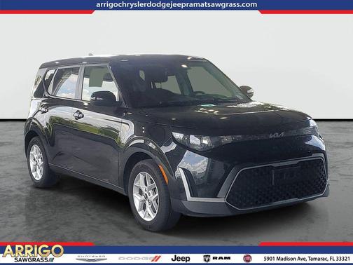 Fusion Black 2024 Kia Soul LX