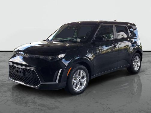 Fusion Black 2024 Kia Soul LX