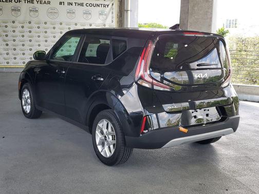 Fusion Black 2024 Kia Soul LX