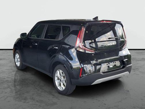 Fusion Black 2024 Kia Soul LX
