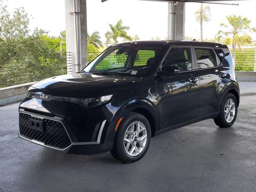 Fusion Black 2024 Kia Soul LX