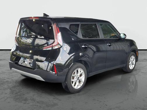Fusion Black 2024 Kia Soul LX
