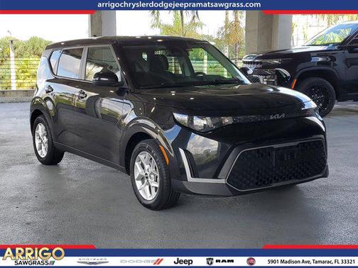 Fusion Black 2024 Kia Soul LX