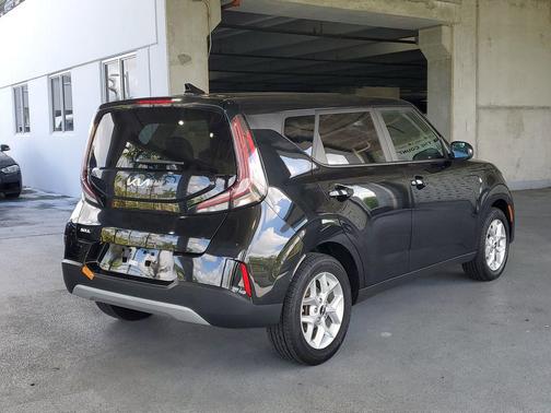 Fusion Black 2024 Kia Soul LX