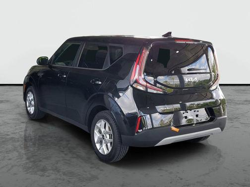 Fusion Black 2024 Kia Soul LX