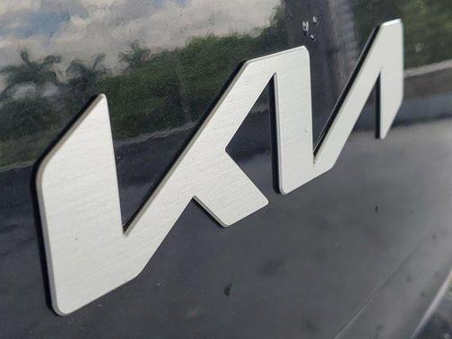 Fusion Black 2024 Kia Soul LX