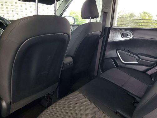 Fusion Black 2024 Kia Soul LX
