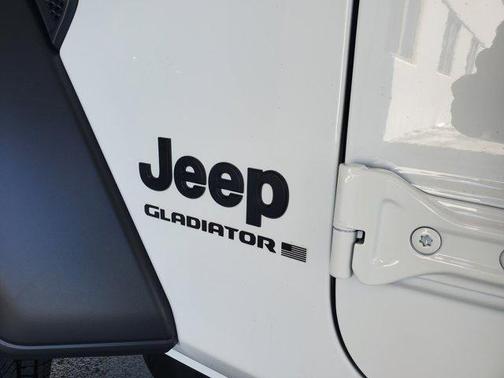 Bright White Clearcoat 2026 Jeep Gladiator Sport