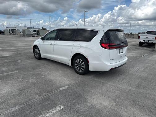 2022 Chrysler Pacifica Hybrid Touring L