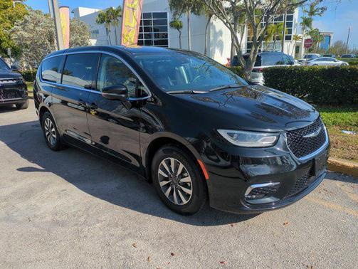 2024 Chrysler Pacifica Hybrid Select