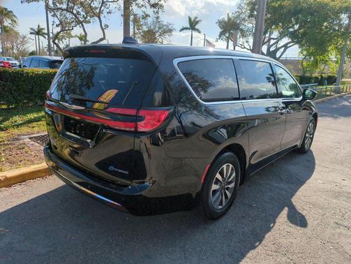 2024 Chrysler Pacifica Hybrid Select