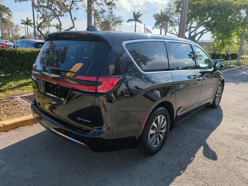 2024 Chrysler Pacifica Hybrid Select
