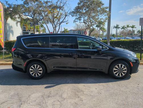 2024 Chrysler Pacifica Hybrid Select