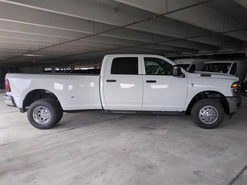 2025 RAM 3500 Tradesman Crew Cab 4x4 8' Box