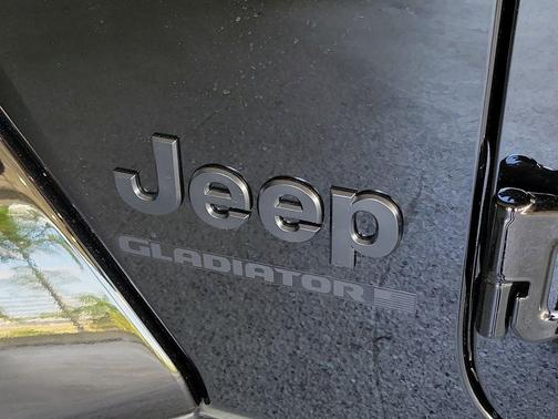 2026 Jeep Gladiator Sahara 4x4