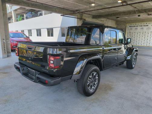 Black Clearcoat 2026 Jeep Gladiator Sahara 4x4
