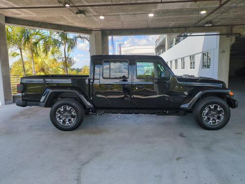 Black Clearcoat 2026 Jeep Gladiator Sahara 4x4
