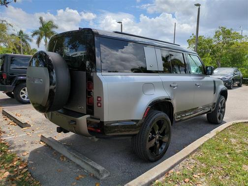 2023 Land Rover Defender 130 X-Dynamic SE