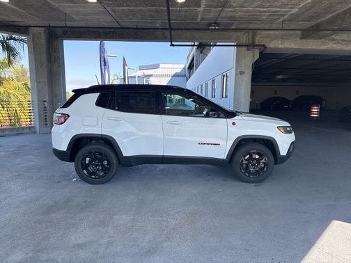 Bright White Clearcoat 2023 Jeep Compass Trailhawk