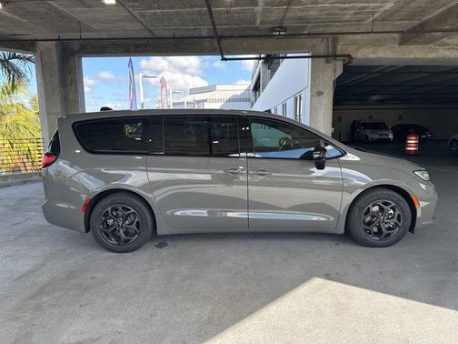 2023 Chrysler Pacifica Hybrid Limited