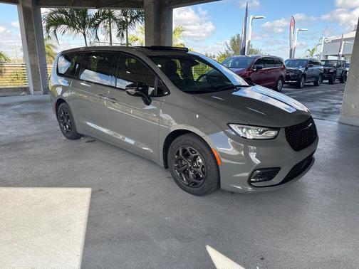 2023 Chrysler Pacifica Hybrid Limited