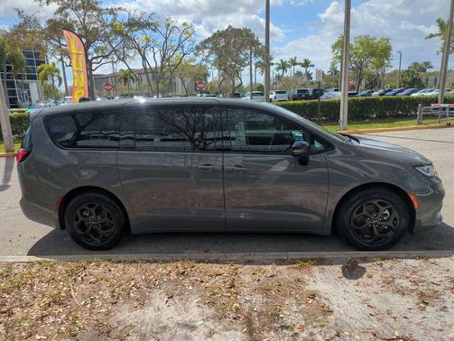 2023 Chrysler Pacifica Hybrid Limited