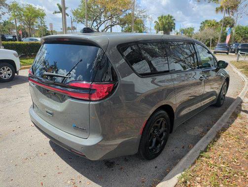 2023 Chrysler Pacifica Hybrid Limited