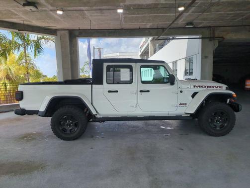 Bright White Clearcoat 2021 Jeep Gladiator Mojave 4x4