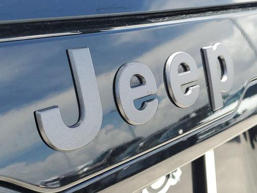 Diamond Black Crystal Pearlcoat 2026 Jeep Cherokee Laredo 4x4