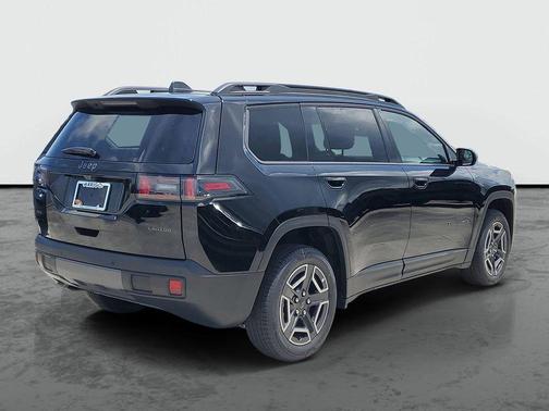 Diamond Black Crystal Pearlcoat 2026 Jeep Cherokee Laredo 4x4