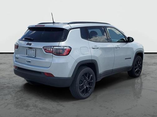 Silver Zynith Metallic Clearcoat 2026 Jeep Compass Latitude