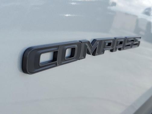 Silver Zynith Metallic Clearcoat 2026 Jeep Compass Latitude