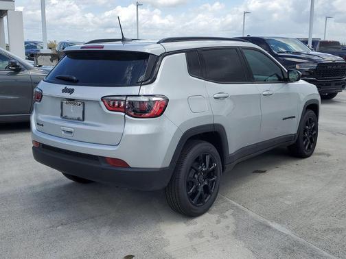 Silver Zynith Metallic Clearcoat 2026 Jeep Compass Latitude
