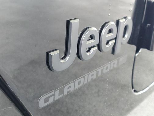 Black Clearcoat 2026 Jeep Gladiator Sahara 4x4