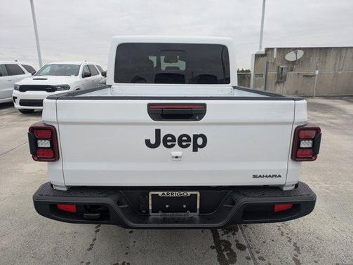 Bright White Clearcoat 2026 Jeep Gladiator Sahara 4x4