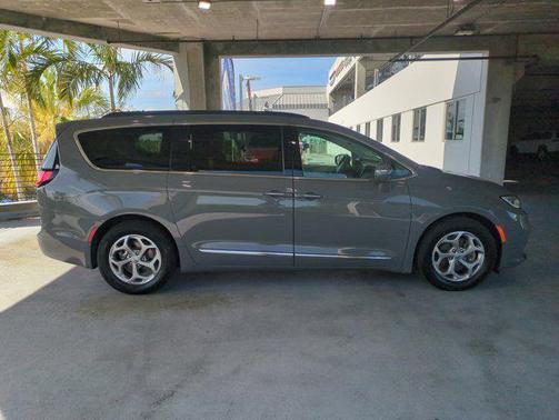 Ceramic Gray Clearcoat 2022 Chrysler Pacifica Limited