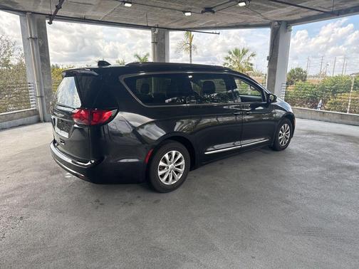 2018 Chrysler Pacifica Touring-L