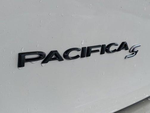 Luxury White Pearlcoat 2020 Chrysler Pacifica Touring-L Plus