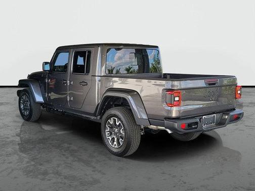 Granite Crystal Metallic Clearcoat 2026 Jeep Gladiator Sahara 4x4