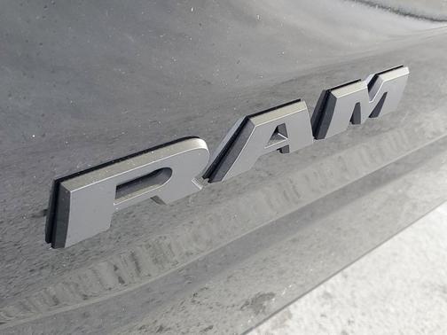 Diamond Black Crystal Pearlcoat 2026 RAM 1500 Express