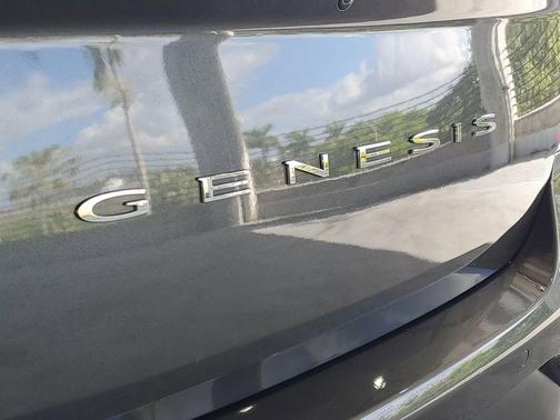 Makalu Gray 2023 Genesis G70 2.0T RWD