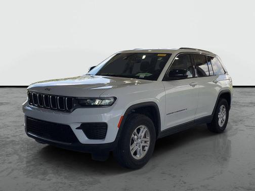 Bright White Clearcoat 2023 Jeep Grand Cherokee Laredo