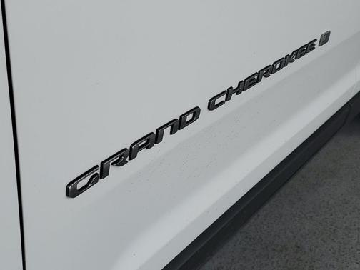 Bright White Clearcoat 2023 Jeep Grand Cherokee Laredo