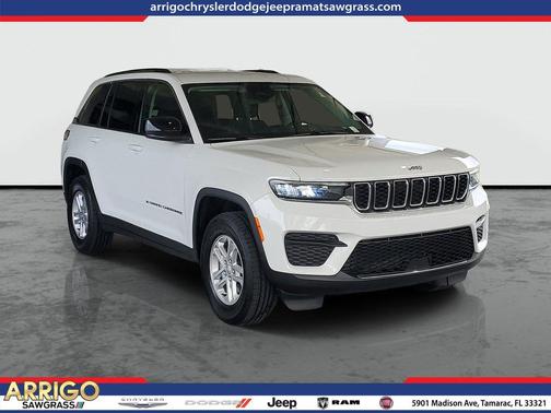 Bright White Clearcoat 2023 Jeep Grand Cherokee Laredo