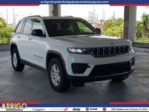 Bright White Clearcoat 2023 Jeep Grand Cherokee Laredo