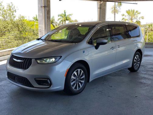 Silver Mist Clearcoat 2023 Chrysler Pacifica Hybrid Touring L