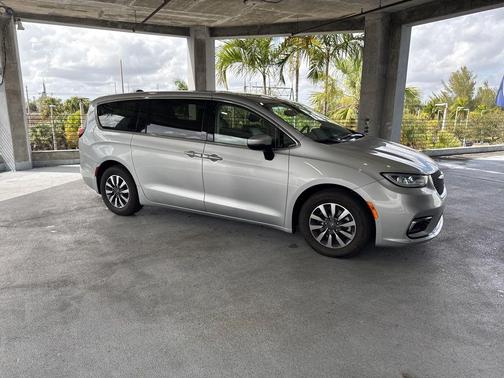 2023 Chrysler Pacifica Hybrid Touring L