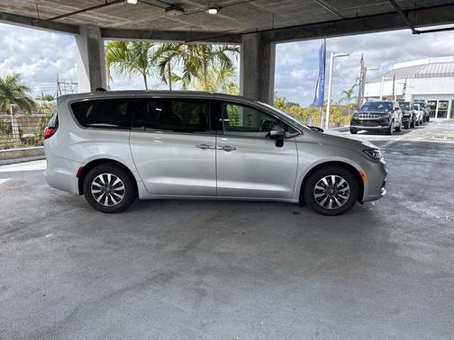2023 Chrysler Pacifica Hybrid Touring L