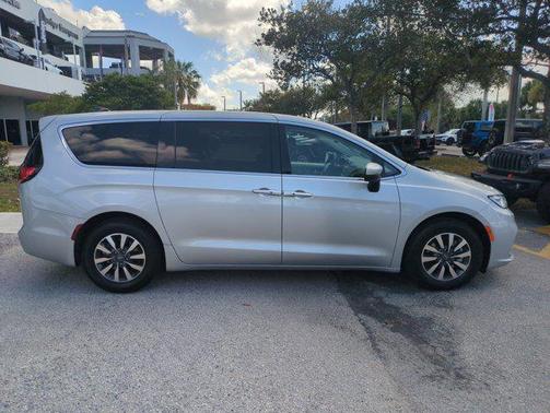 2023 Chrysler Pacifica Hybrid Touring L